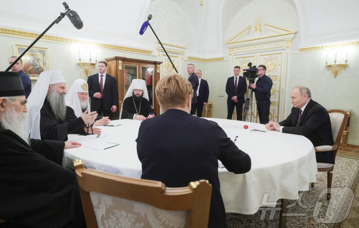 (모스크바 AFP=뉴스1) 우동명 기자 = 블라디미르 푸틴 러시아 대통령이 22일 (현지시간) 모스크바 크렘린 궁에서 키릴 러시아 정교회 총대주교와 포르피리예 세르비아 정교회 총대 …