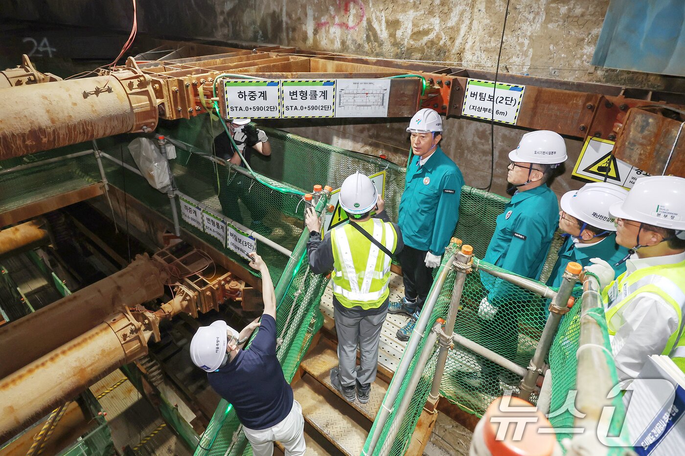 본문 이미지 - 오세훈 서울시장이 23일 오전 서울 강남구 영동대로 지하공간 복합개발 건설공사 현장을 찾아 안전시설 및 경보체계를 점검하고 있다. 2025.4.23/뉴스1 ⓒ News1 민경석 기자