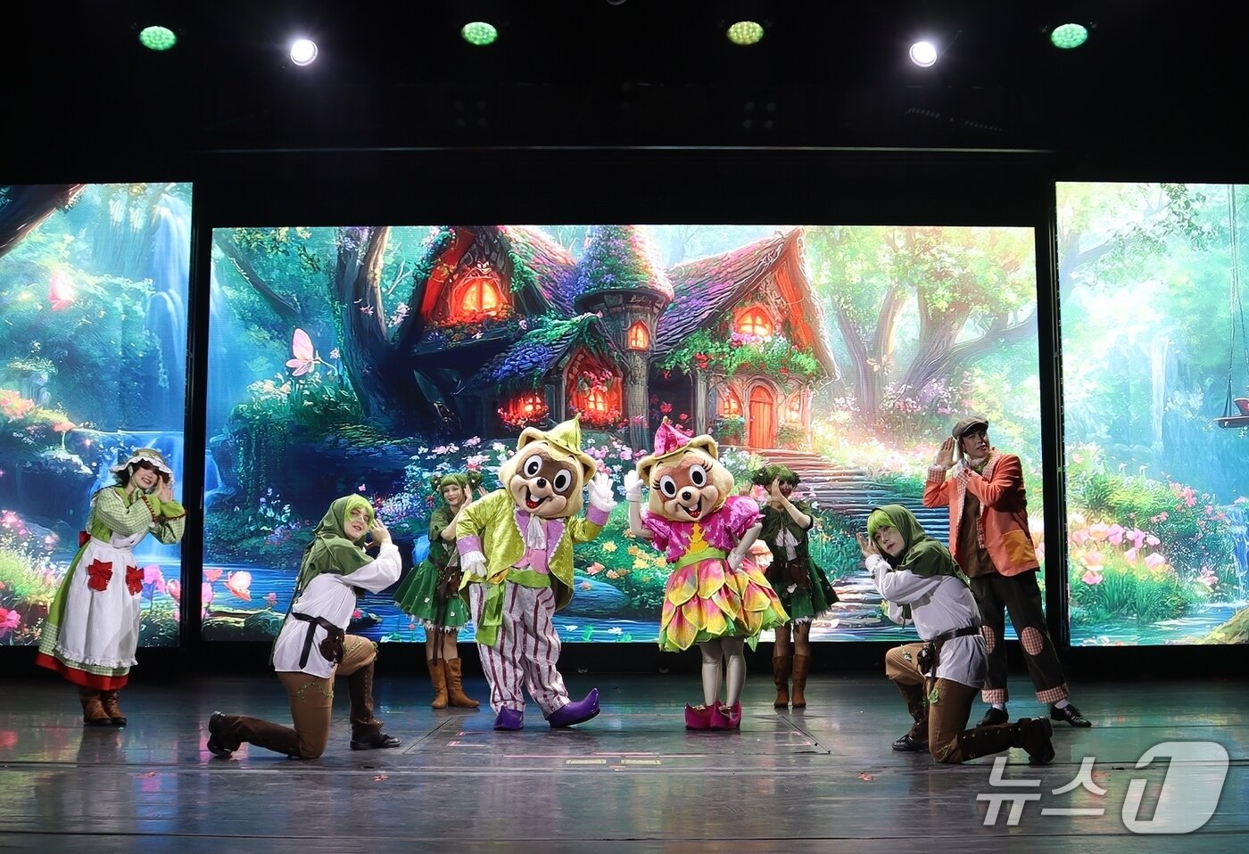 본문 이미지 - 롯데월드 부산 봄 시즌 공연 '로리스 블루밍 파티' (롯데월드 부산 제공. 재판매 및 DB 금지)