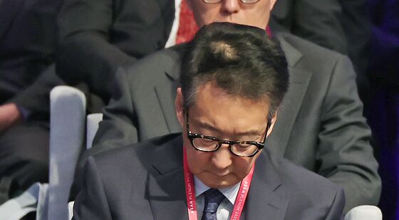 기조 연설 메모하는 빅터 차