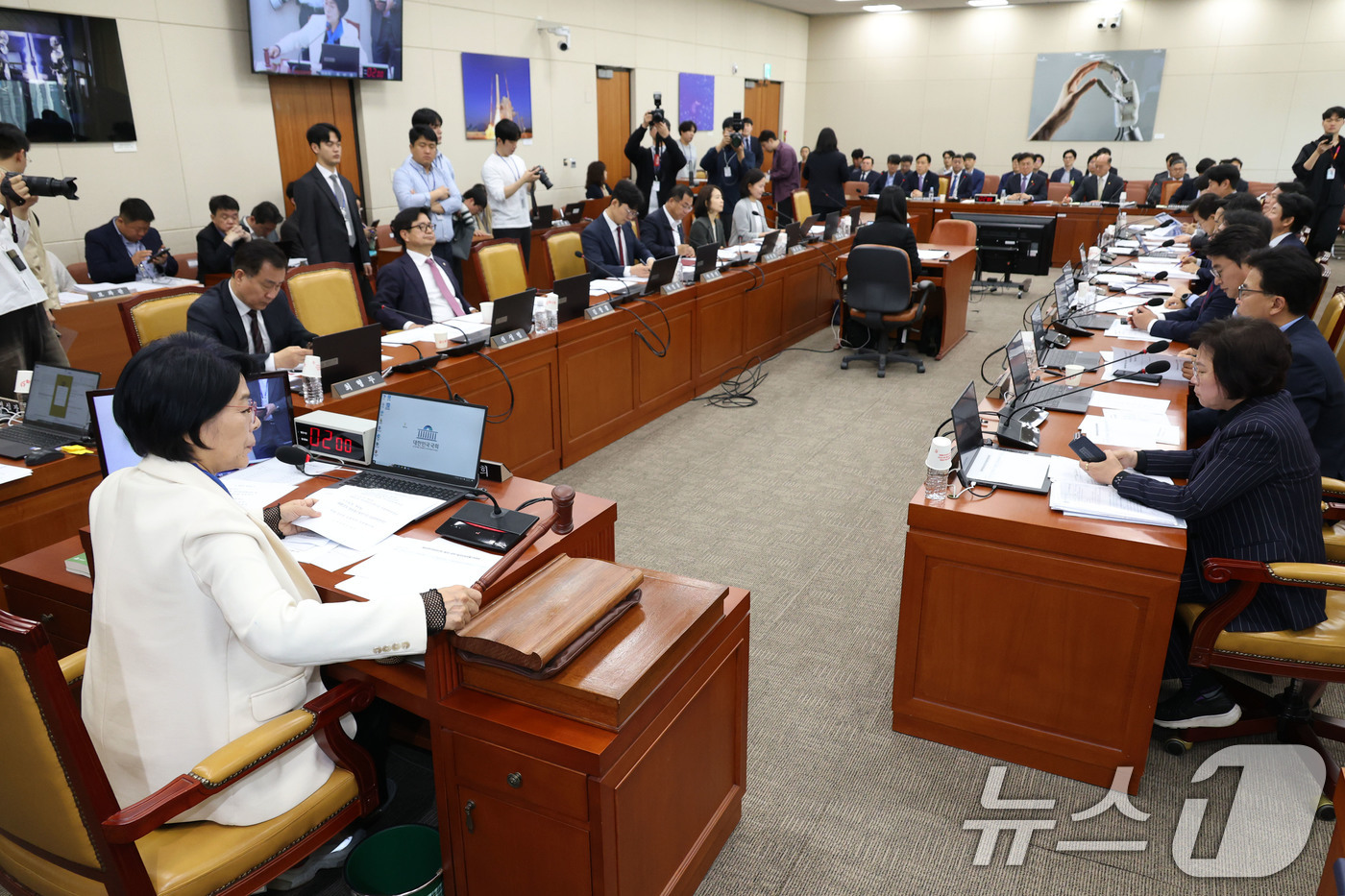 (서울=뉴스1) 이광호 기자 = 최민희 국회 과방위원장이 23일 오전 서울 여의도 국회에서 열린 과학기술정보방송통신위원회 전체회의에서 의사봉을 두드리고 있다. 2025.4.23/뉴 …