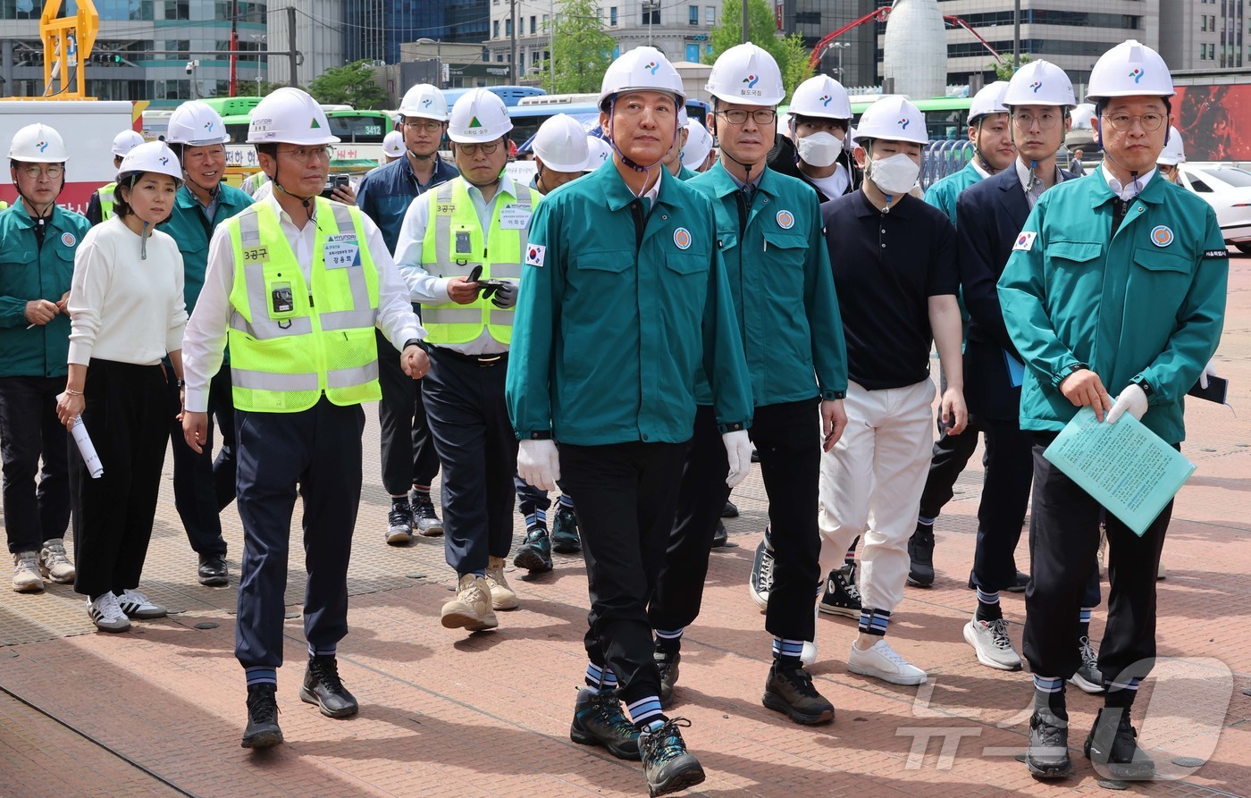 (서울=뉴스1) 민경석 기자 = 오세훈 서울시장이 23일 서울 강남구 영동대로 복합개발사업 공사현장을 둘러보고 있다. (공동취재) 2025.4.23/뉴스1