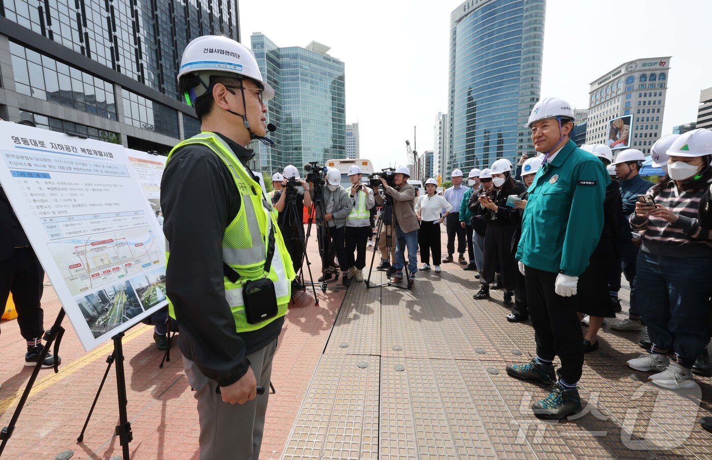 본문 이미지 - 오세훈 서울시장이 23일 서울 강남구 영동대로 복합개발사업 공사현장에서 사업진행 및 안전관리대책과 관련한 브리핑을 듣고 있다. &#40;공동취재&#41; 2025.4.23/뉴스1 ⓒ News1 민경석 기자