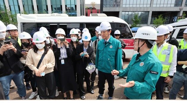 영동대로 공사현장서 브리핑 듣는 오세훈 서울시장