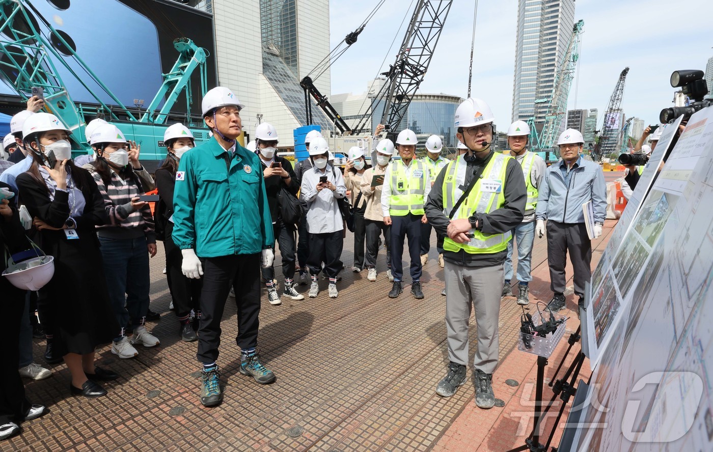 (서울=뉴스1) 민경석 기자 = 오세훈 서울시장이 23일 서울 강남구 영동대로 복합개발사업 공사현장에서 사업진행 및 안전관리대책과 관련한 브리핑을 듣고 있다. (공동취재) 2025 …