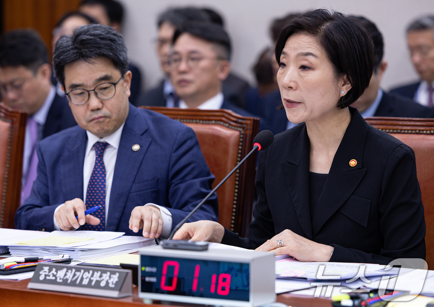 (서울=뉴스1) 이재명 기자 = 오영주 중소벤처기업부 장관이 23일 오전 서울 여의도 국회에서 열린 제424회 국회(임시회) 산업통상자원중소벤처기업위원회 제2차 전체회의에서 추경안 …