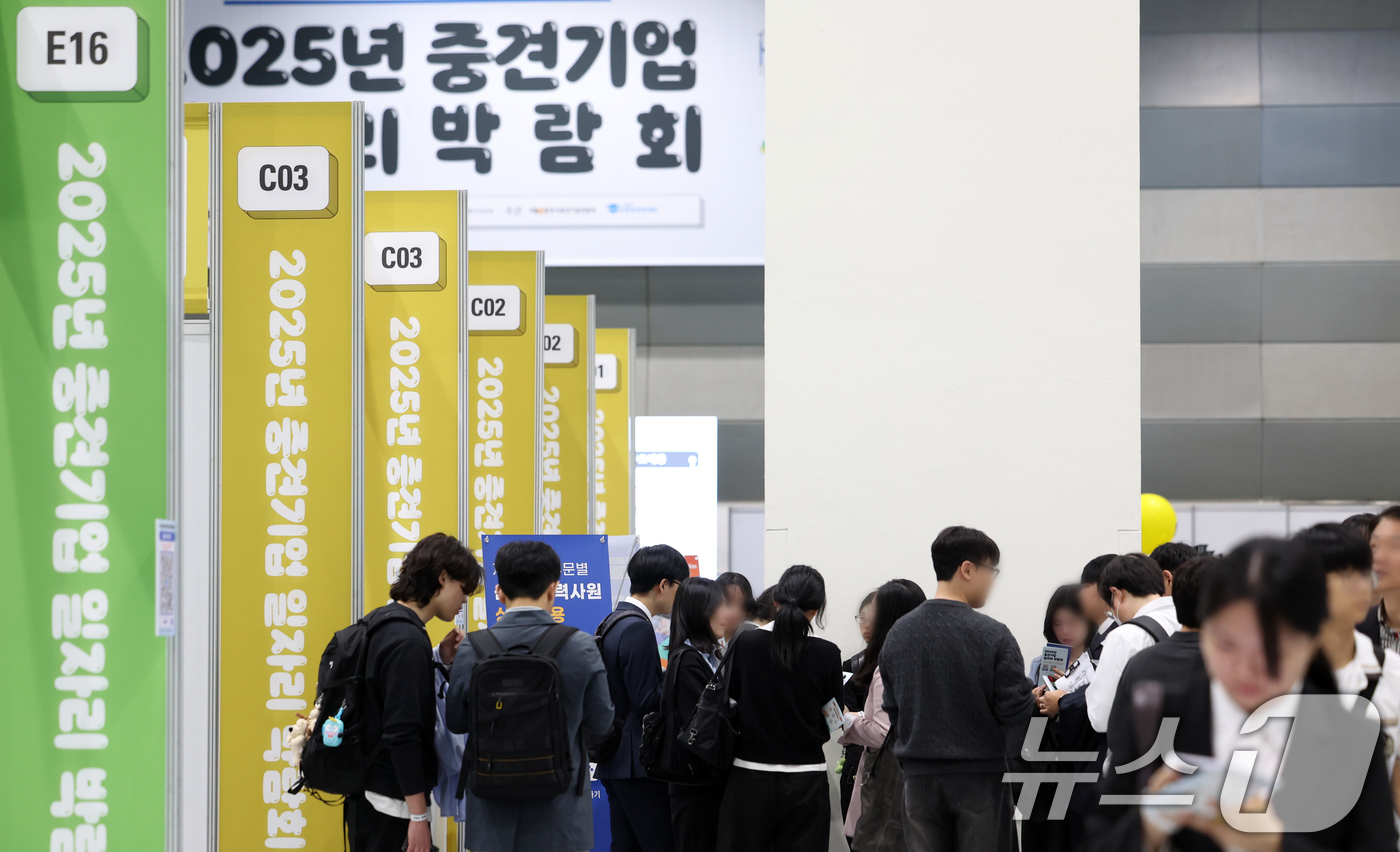 (서울=뉴스1) 김명섭 기자 = 23일 서울 강남구 코엑스에서 열린 2025년 중견기업 일자리 박람회에서 구직자들이 채용정보를 얻고 있다.9회를 맞은 올해 중견기업 일자리 박람회는 …