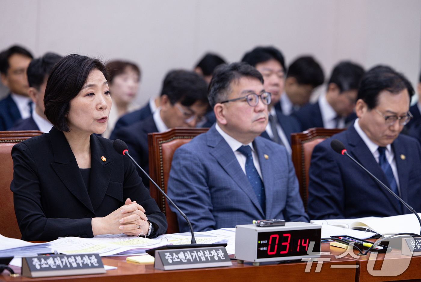 (서울=뉴스1) 이재명 기자 = 오영주 중소벤처기업부 장관이 23일 오전 서울 여의도 국회에서 열린 제424회 국회(임시회) 산업통상자원중소벤처기업위원회 제2차 전체회의에서 추경안 …