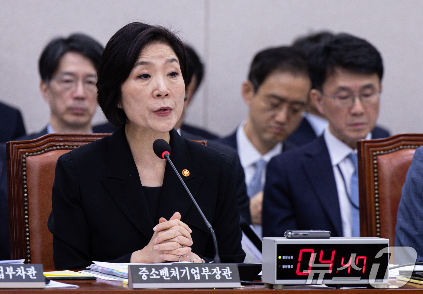 (서울=뉴스1) 이재명 기자 = 오영주 중소벤처기업부 장관이 23일 오전 서울 여의도 국회에서 열린 제424회 국회(임시회) 산업통상자원중소벤처기업위원회 제2차 전체회의에서 추경안 …