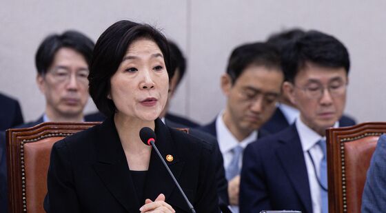 의원 질의에 답변하는 오영주 장관