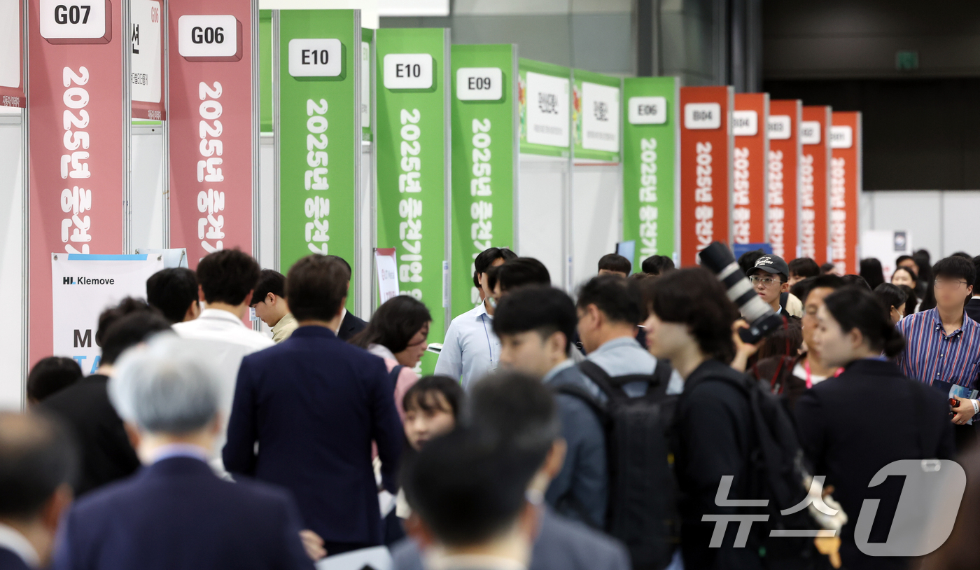 (서울=뉴스1) 김명섭 기자 = 23일 서울 강남구 코엑스에서 열린 2025년 중견기업 일자리 박람회에서 구직자들이 채용정보를 얻고 있다.9회를 맞은 올해 중견기업 일자리 박람회는 …
