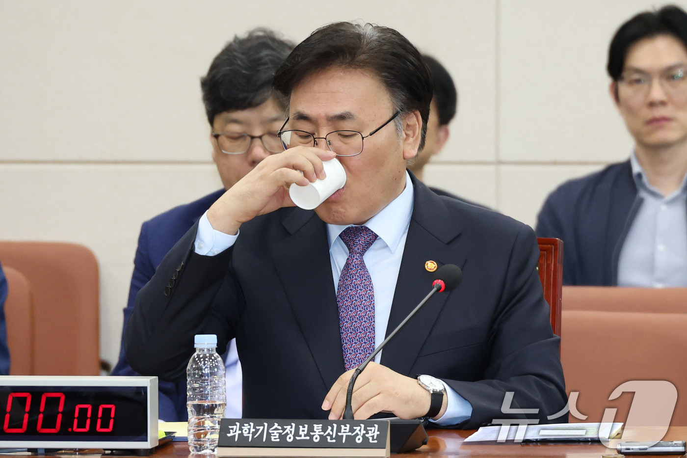 (서울=뉴스1) 이광호 기자 = 유상임 과학기술정보통신부장관이 23일 오전 서울 여의도 국회에서 열린 과학기술정보방송통신위원회 전체회의에 출석해 물을 마시고 있다. 2025.4.2 …