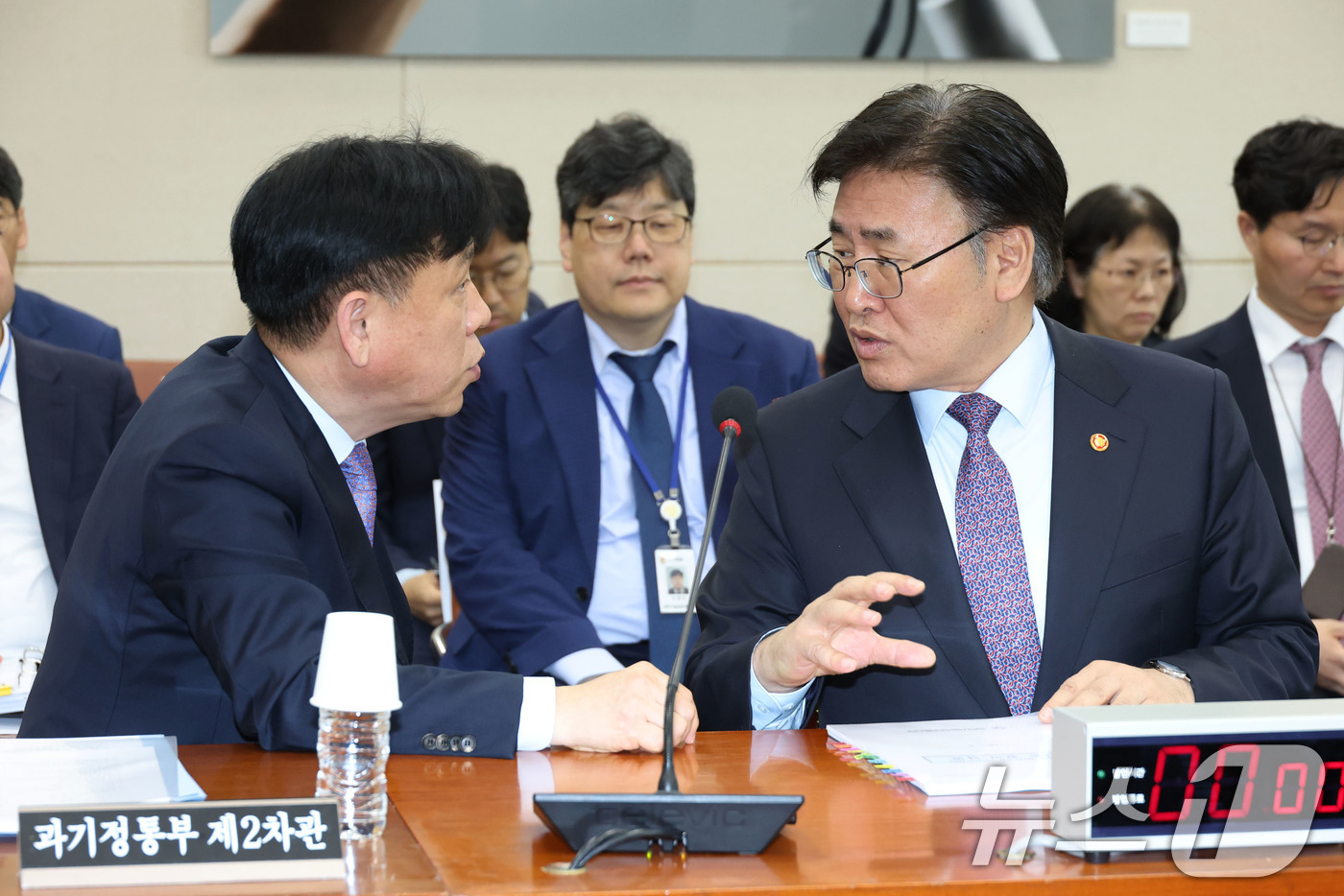 (서울=뉴스1) 이광호 기자 = 유상임 과학기술정보통신부장관과 강도현 차관이  23일 오전 서울 여의도 국회에서 열린 과학기술정보방송통신위원회 전체회의에 출석해 대화하고 있다. 2 …