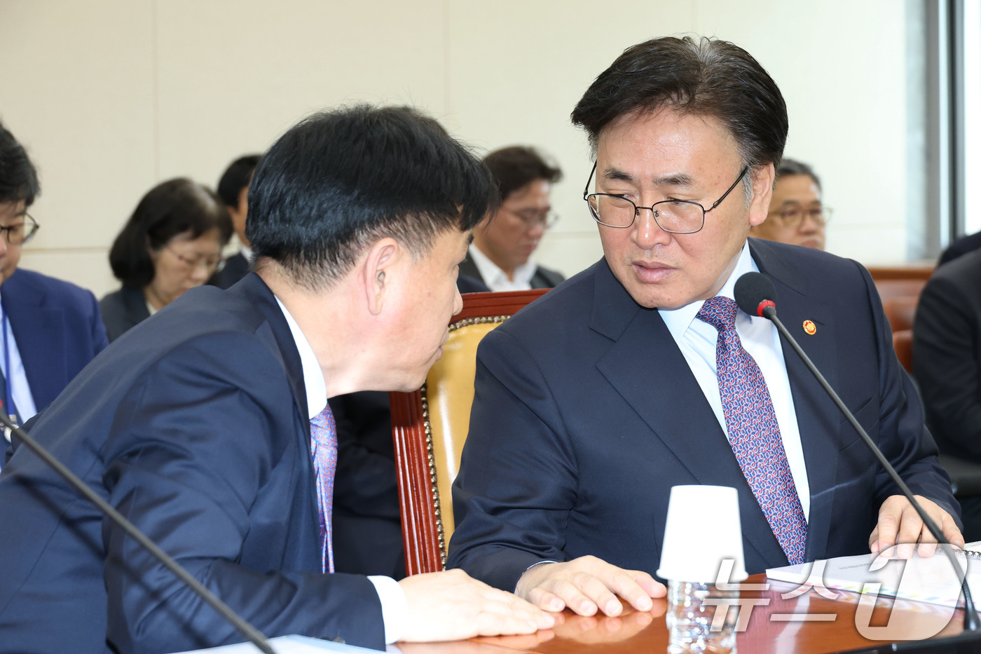 (서울=뉴스1) 이광호 기자 = 유상임 과학기술정보통신부장관과 강도현 차관이  23일 오전 서울 여의도 국회에서 열린 과학기술정보방송통신위원회 전체회의에 출석해 대화하고 있다. 2 …