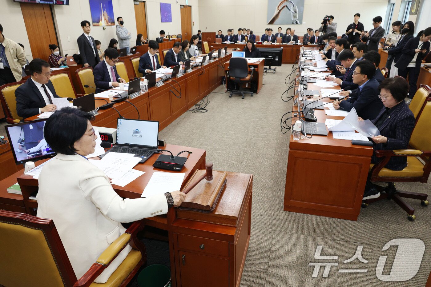 본문 이미지 - 최민희 국회 과방위원장이 23일 오전 서울 여의도 국회에서 열린 과학기술정보방송통신위원회 전체회의에서 추가경정예산안 등 안건을 상정하고 있다. 2025.4.23/뉴스1 ⓒ News1 이광호 기자