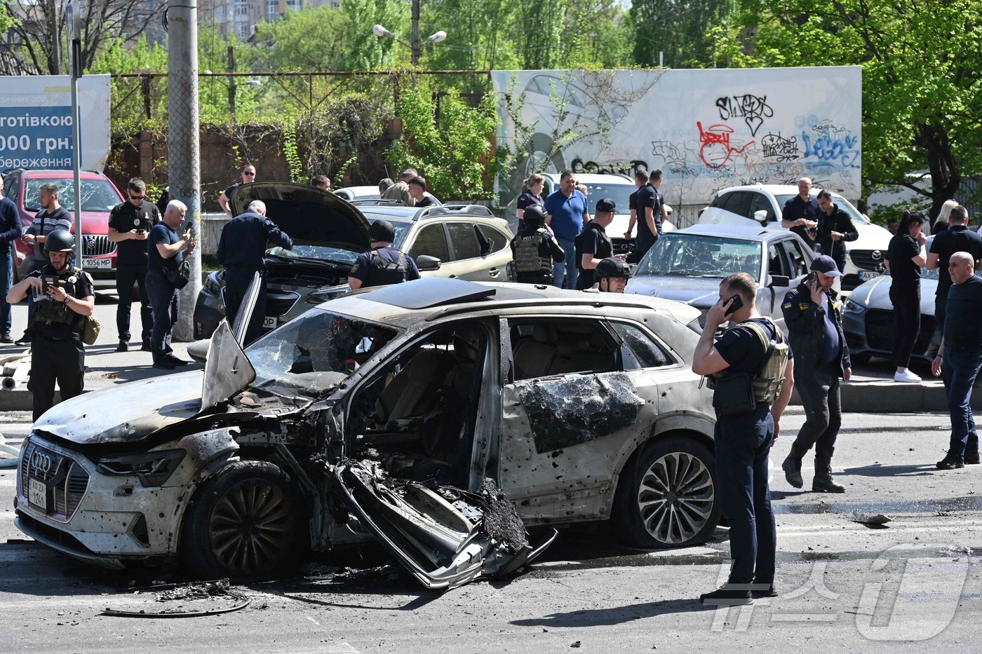 (하르키우 AFP=뉴스1) 우동명 기자 = 22일 (현지시간) 우크라이나 하르키우에서 러시아 군의 드론 공격을 받아 부서진 차량이 보인다. 2025.04.23ⓒ AFP=뉴스1