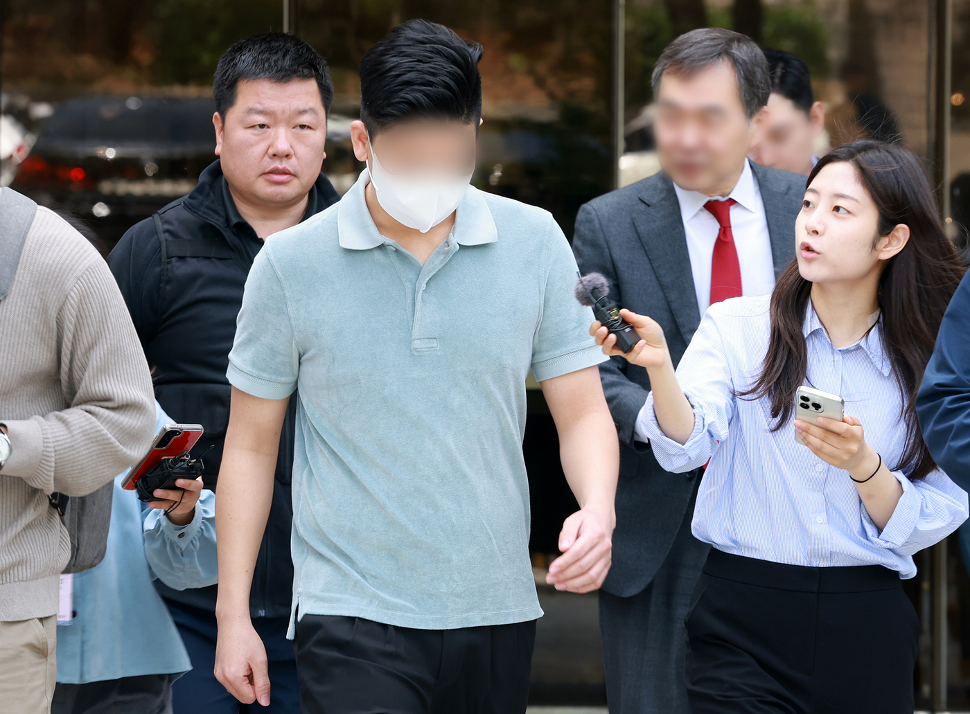 (서울=뉴스1) 김진환 기자 = 마약 투약 혐의를 받는 이철규 국민의힘 의원 아들 이 모씨가 23일 오전 서울 서초구 서울중앙지방법원에서 열린 구속 전 피의자심문(영장실질심사)을 …