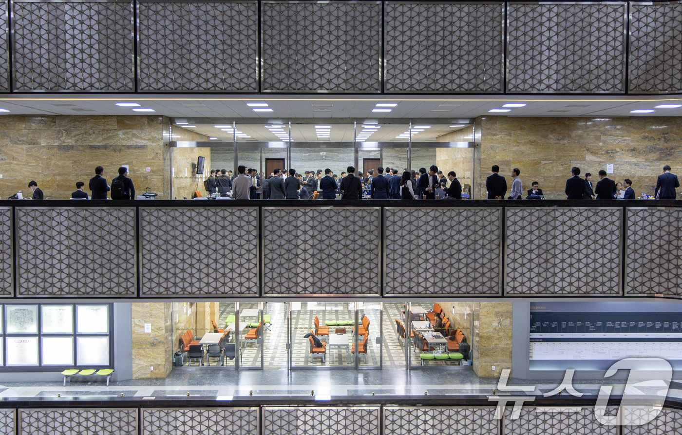 (서울=뉴스1) 이재명 기자 = 23일 오전 서울 여의도 국회 상임위원회 회의장 복도가 정부부처 관계자들로 북적이고 있다.국회는 이날부터 정부가 제출한 12조2000억 원 규모의 …