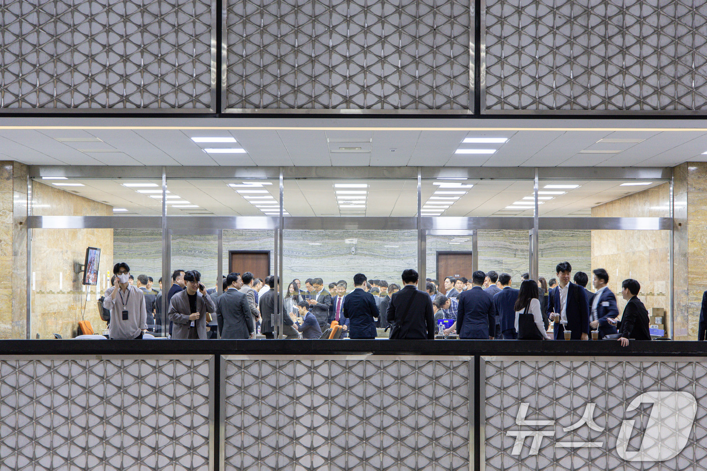 (서울=뉴스1) 이재명 기자 = 23일 오전 서울 여의도 국회 상임위원회 회의장 복도가 정부부처 관계자들로 북적이고 있다.국회는 이날부터 정부가 제출한 12조2000억 원 규모의 …