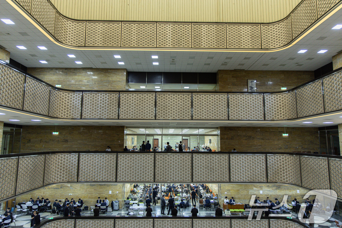 (서울=뉴스1) 이재명 기자 = 23일 오전 서울 여의도 국회 상임위원회 회의장 복도가 정부부처 관계자들로 북적이고 있다.국회는 이날부터 정부가 제출한 12조2000억 원 규모의 …