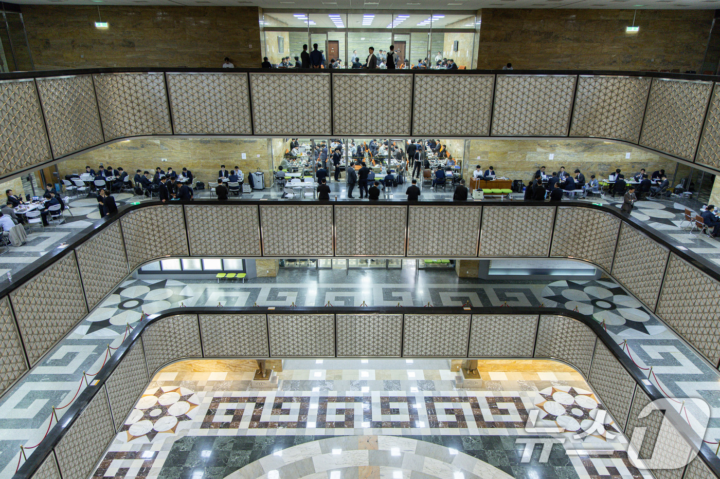 (서울=뉴스1) 이재명 기자 = 23일 오전 서울 여의도 국회 상임위원회 회의장 복도가 정부부처 관계자들로 북적이고 있다.국회는 이날부터 정부가 제출한 12조2000억 원 규모의 …