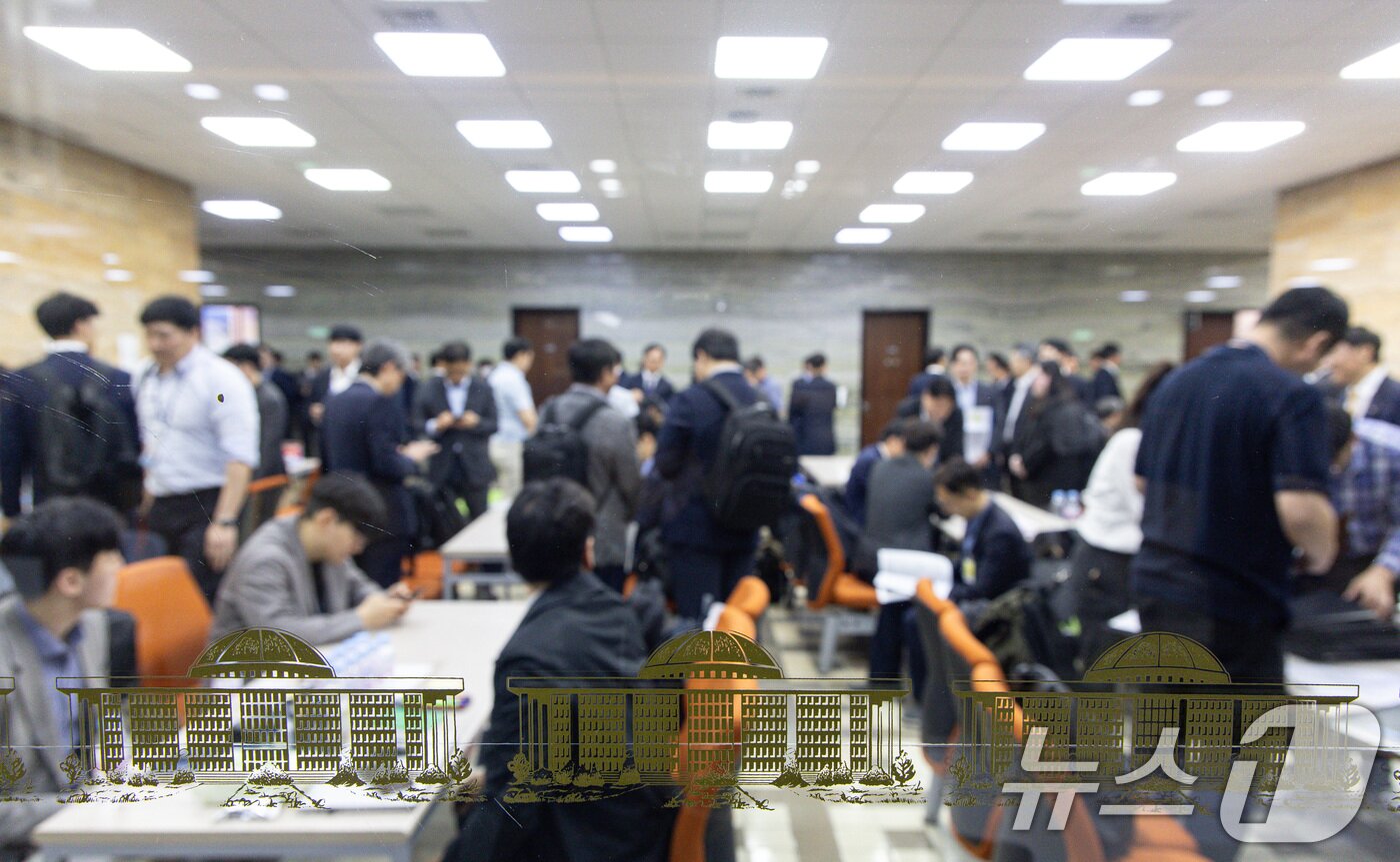 본문 이미지 - 23일 오전 서울 여의도 국회 상임위원회 회의장 복도가 정부부처 관계자들로 북적이고 있다. 국회는 이날부터 정부가 제출한 12조2000억 원 규모의 추가경정예산(추경)안을 본격 심사한다. 이르면 다음 주 중으로 추경안이 의결될 전망이다. 2025.4.23/뉴스1 ⓒ News1 이재명 기자