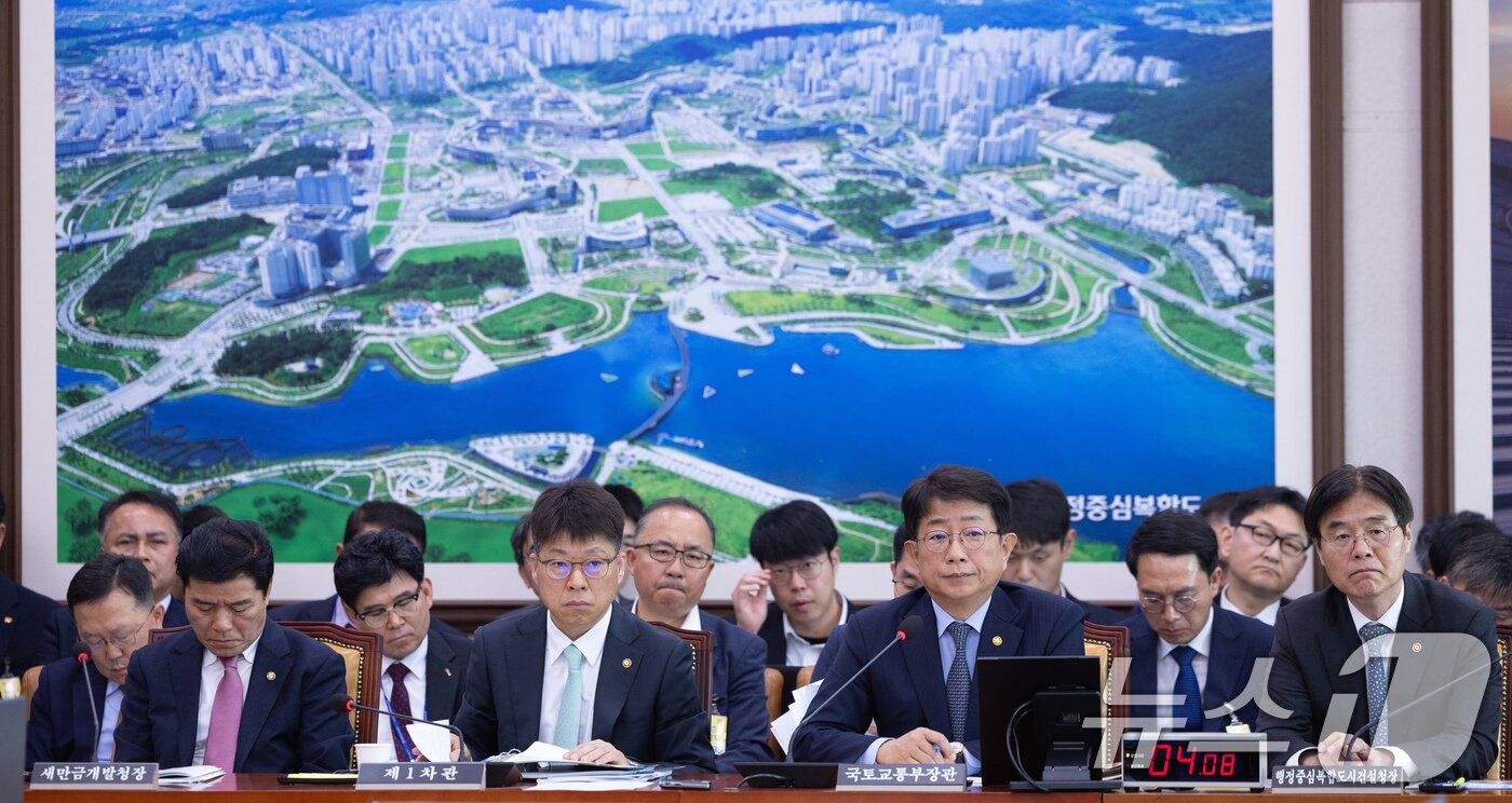 본문 이미지 - 박상우 국토교통부 장관이 23일 오전 서울 여의도 국회에서 열린 제242회 국회(임시회) 국토교통위원회 제2차 전체회의에서 추경안 등 현안질의에 답변하고 있다. 2025.4.23/뉴스1 ⓒ News1 이재명 기자