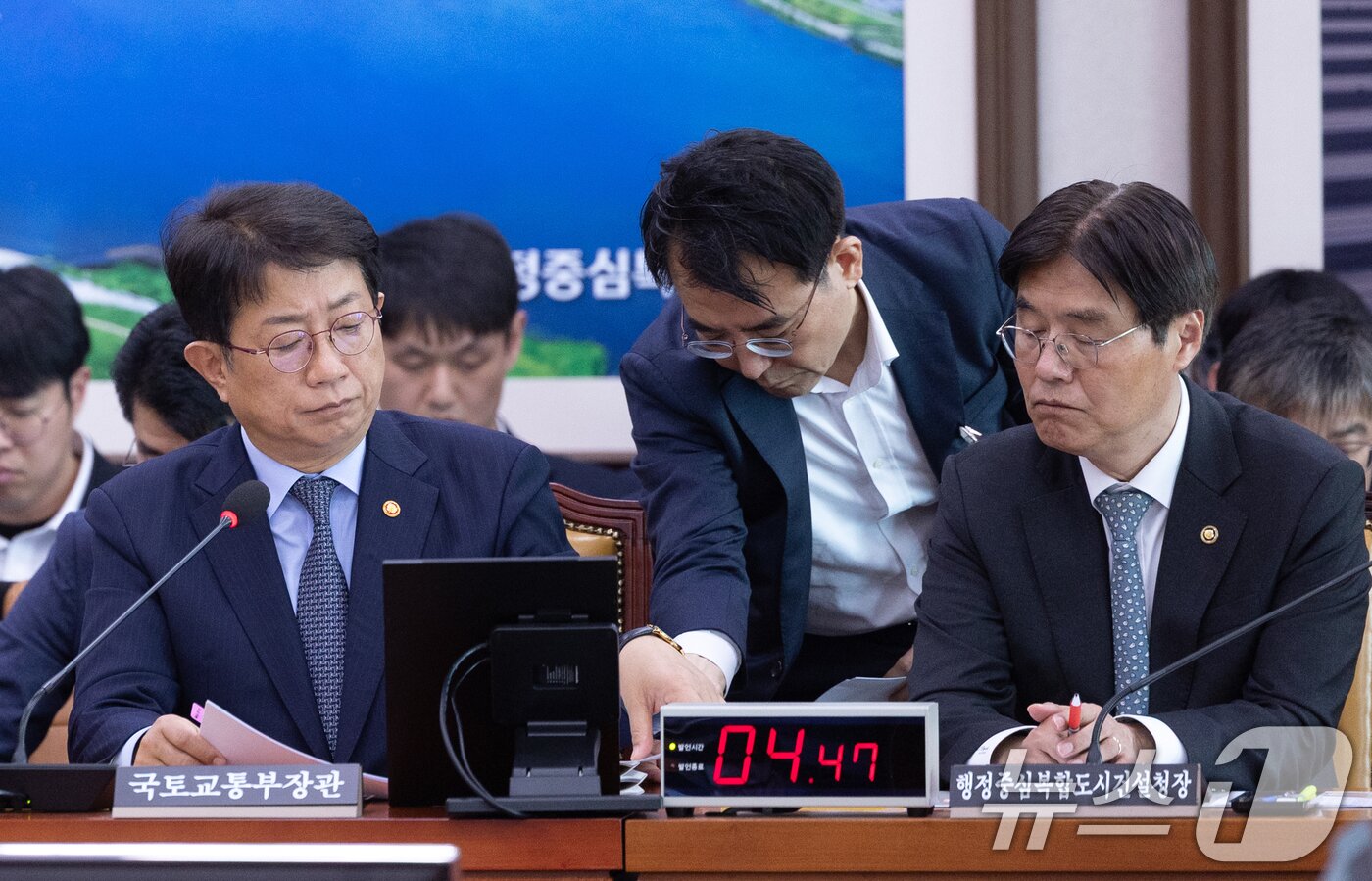 본문 이미지 - 박상우 국토교통부 장관이 23일 오전 서울 여의도 국회에서 열린 제242회 국회(임시회) 국토교통위원회 제2차 전체회의에서 관계자로부터 자료를 전달 받고 있다. 2025.4.23/뉴스1 ⓒ News1 이재명 기자