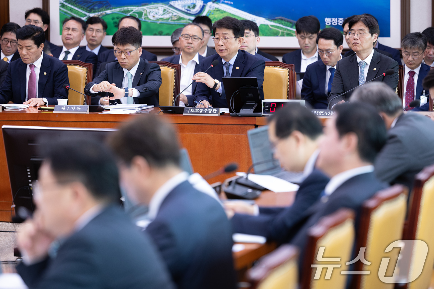 (서울=뉴스1) 이재명 기자 = 박상우 국토교통부 장관이 23일 오전 서울 여의도 국회에서 열린 제242회 국회(임시회) 국토교통위원회 제2차 전체회의에서 추경안 등 현안질의에 답 …