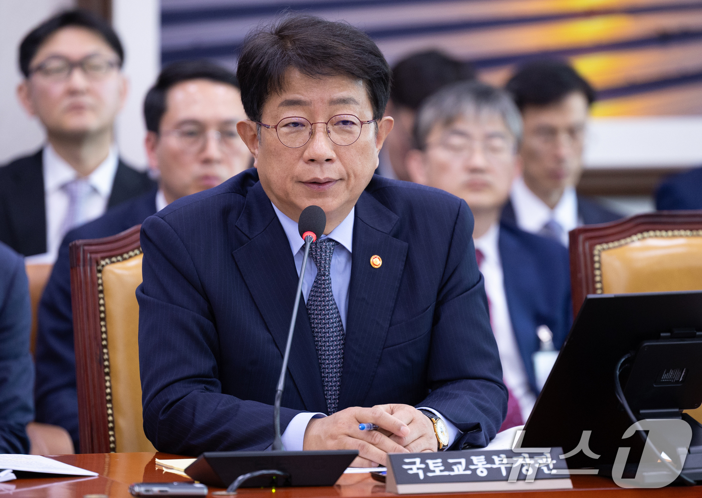 (서울=뉴스1) 이재명 기자 = 박상우 국토교통부 장관이 23일 오전 서울 여의도 국회에서 열린 제242회 국회(임시회) 국토교통위원회 제2차 전체회의에서 추경안 등 현안질의에 답 …