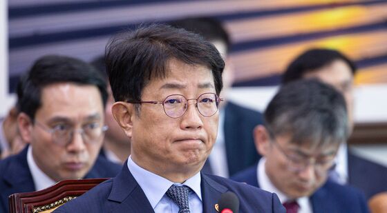 의원 질의 경청하는 박상우 장관