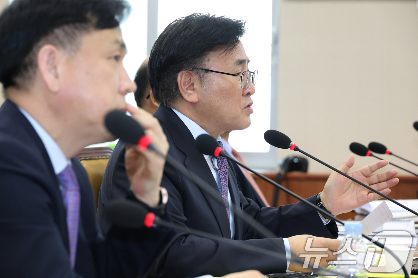 (서울=뉴스1) 이광호 기자 = 유상임 과학기술정보통신부장관이  23일 오전 서울 여의도 국회에서 열린 과학기술정보방송통신위원회 전체회의에 출석해 의원 질의에 답변하고 있다. 20 …