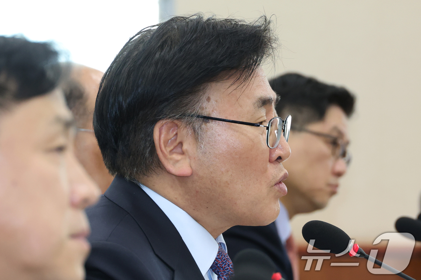 (서울=뉴스1) 이광호 기자 = 유상임 과학기술정보통신부장관이  23일 오전 서울 여의도 국회에서 열린 과학기술정보방송통신위원회 전체회의에 출석해 의원 질의에 답하고 있다. 202 …