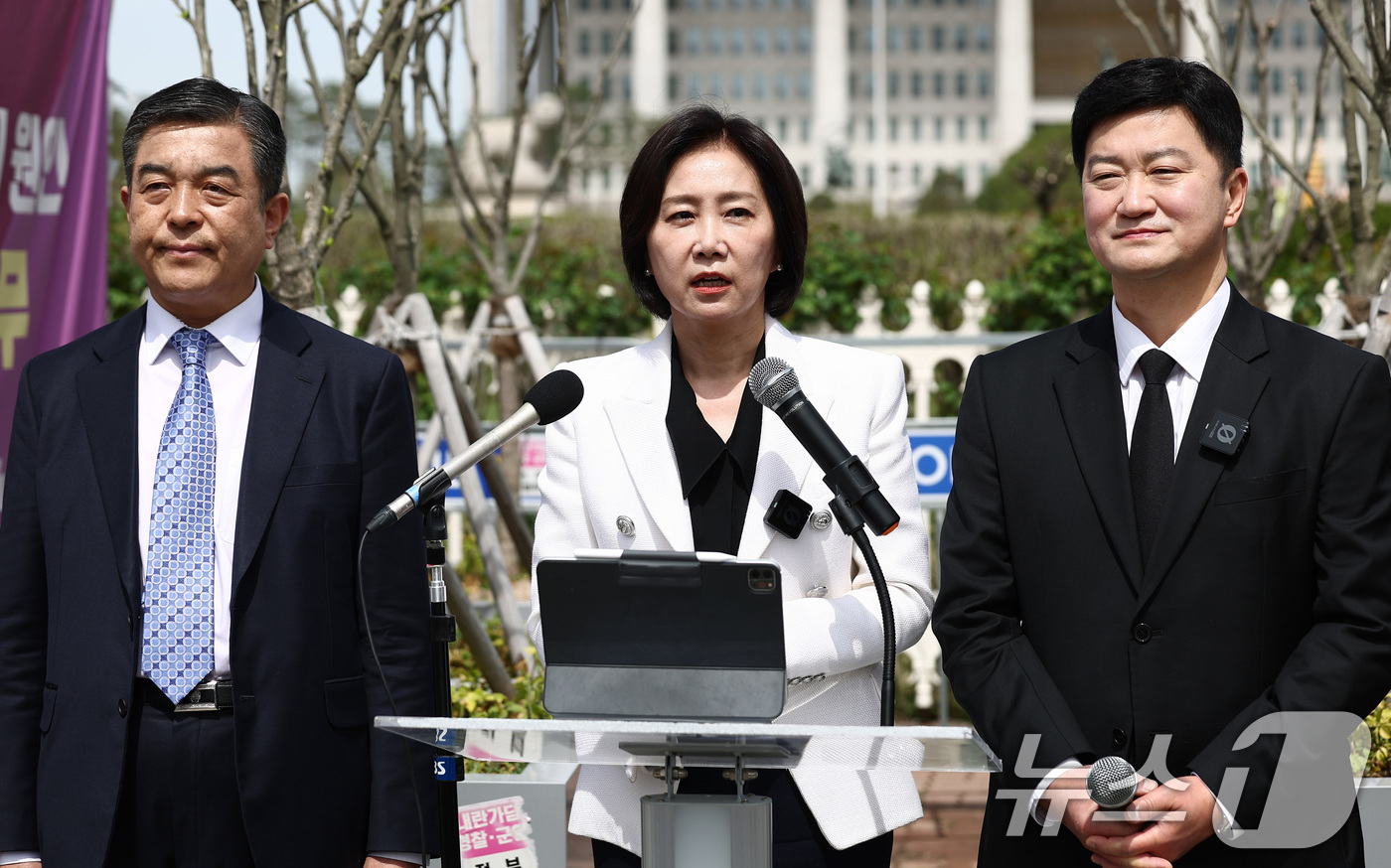 (서울=뉴스1) 김민지 기자 = 허은아 개혁신당 전 대표가 23일 오전 서울 여의도 국회 앞에서 개혁신당 탈당 기자회견을 갖고 대통령 선거 무소속 출마 선언을 하고 있다. 2025 …