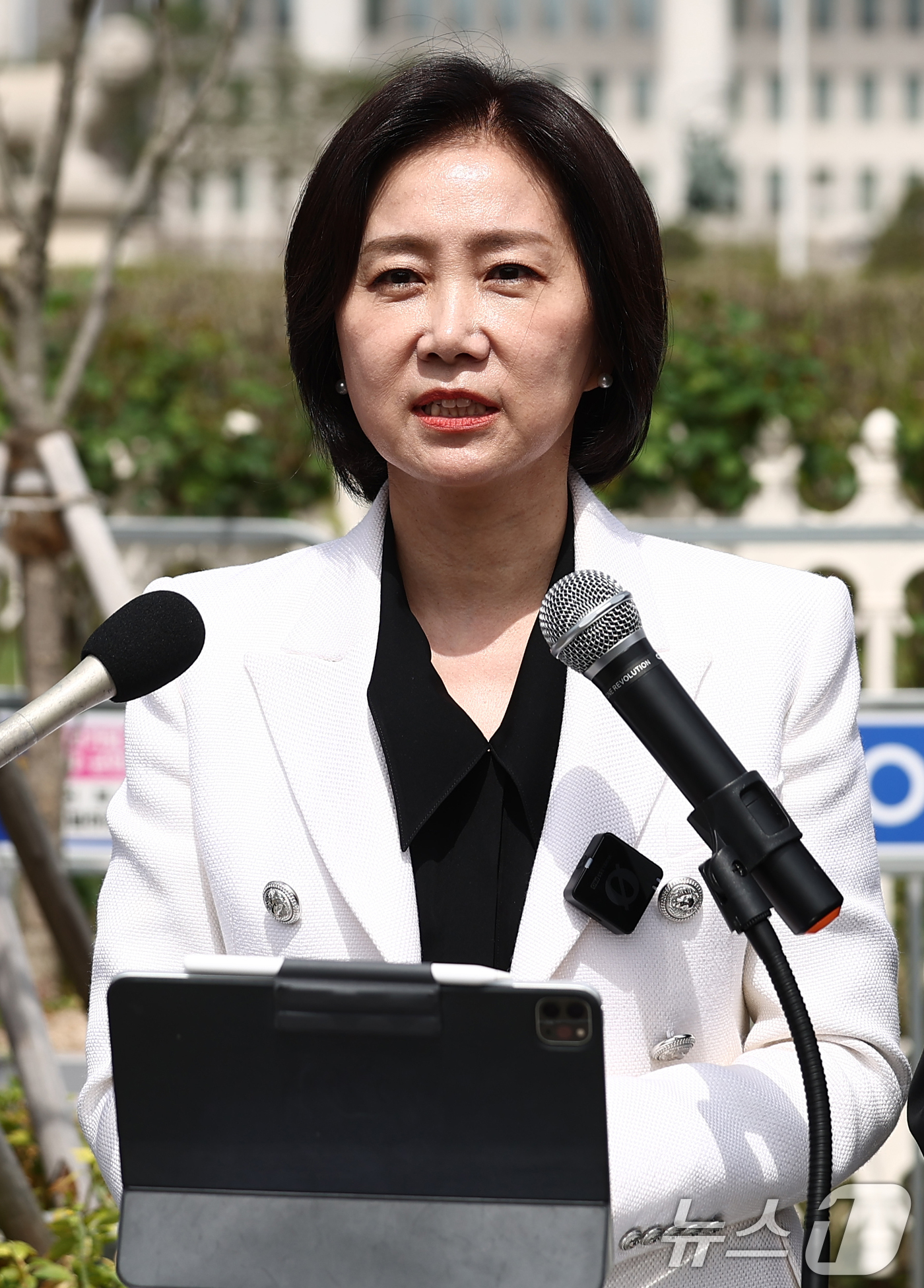 (서울=뉴스1) 김민지 기자 = 허은아 개혁신당 전 대표가 23일 오전 서울 여의도 국회 앞에서 개혁신당 탈당 기자회견을 갖고 대통령 선거 무소속 출마 선언을 하고 있다. 2025 …