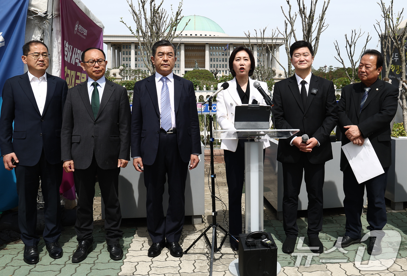 (서울=뉴스1) 김민지 기자 = 허은아 개혁신당 전 대표가 23일 오전 서울 여의도 국회 앞에서 개혁신당 탈당 기자회견을 갖고 대통령 선거 무소속 출마 선언을 하고 있다. 2025 …