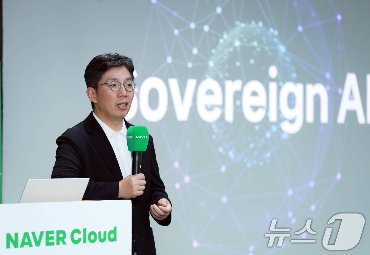 본문 이미지 - 네이버는 생성형 AI &#39;하이퍼클로바X&#39;가 오는 24일 국내 기업의 주요 생성형 AI 모델중에서는 처음으로 상업용으로 사용할 수 있는 무료 오픈소스로 공개된다고 23일 밝혔다. 사진은 김유원 네이버클라우드 대표가 발표하는 모습. &#40;네이버클라우드 제공. 재판매 및 DB 금지&#41; 2025.4.23/뉴스1 ⓒ News1 이연주 기자