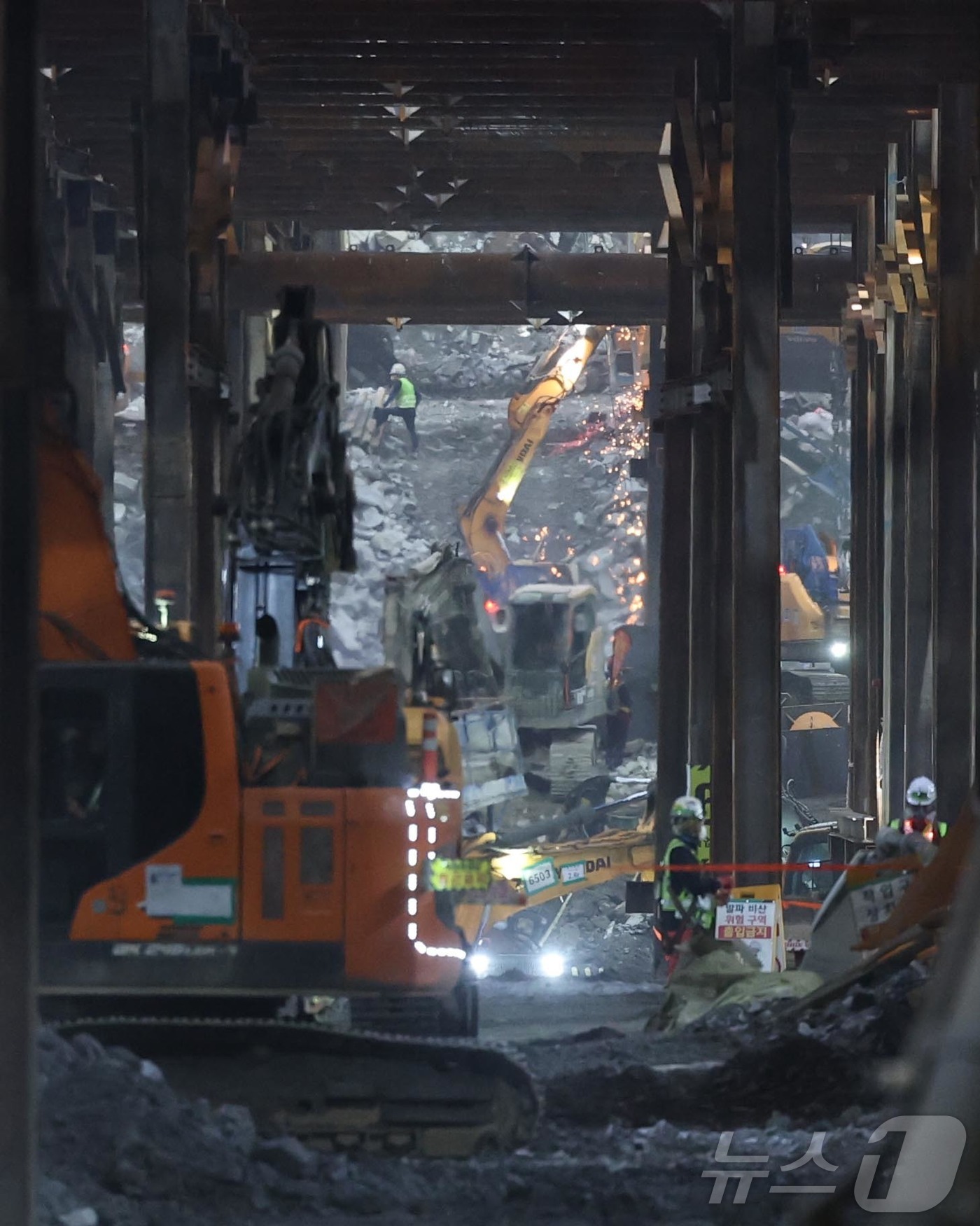 (서울=뉴스1) 민경석 기자 = 오세훈 서울시장이 23일 서울 강남구 영동대로 지하공간 복합개발 건설공사 현장을 방문했다.사진은 영동대로 지하공사 현장 모습. (공동취재) 2025 …