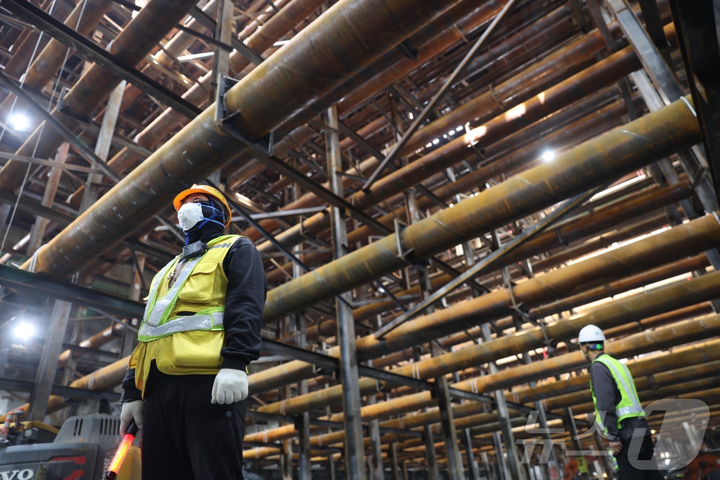 (서울=뉴스1) 민경석 기자 = 오세훈 서울시장이 23일 서울 강남구 영동대로 지하공간 복합개발 건설공사 현장을 방문했다.사진은 3공구 지하 암반 굴착 현장 모습. (공동취재) 2 …