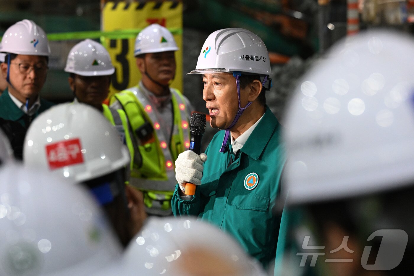 본문 이미지 - 오세훈 서울시장이 23일 서울 강남구 영동대로 지하공간 복합개발 건설공사 현장에서 지반침하 사고 관련 안전 점검 후 브리핑을 하고 있다. &#40;공동취재&#41; 2025.4.23/뉴스1 ⓒ News1 민경석 기자