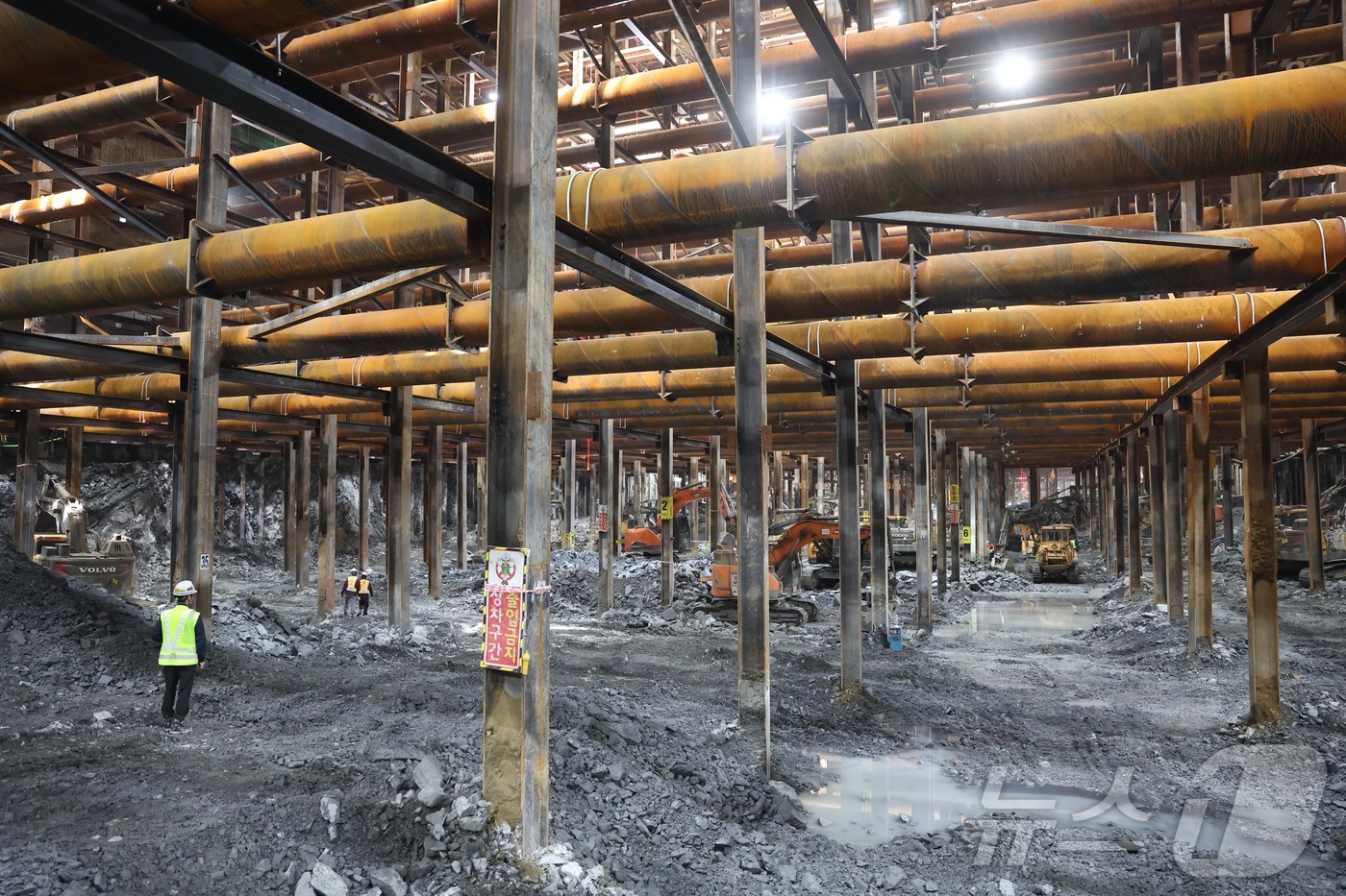 (서울=뉴스1) 민경석 기자 = 오세훈 서울시장이 23일 서울 강남구 영동대로 지하공간 복합개발 건설공사 현장을 방문했다.사진은 3공구 지하 암반 굴착 현장 모습. (공동취재) 2 …