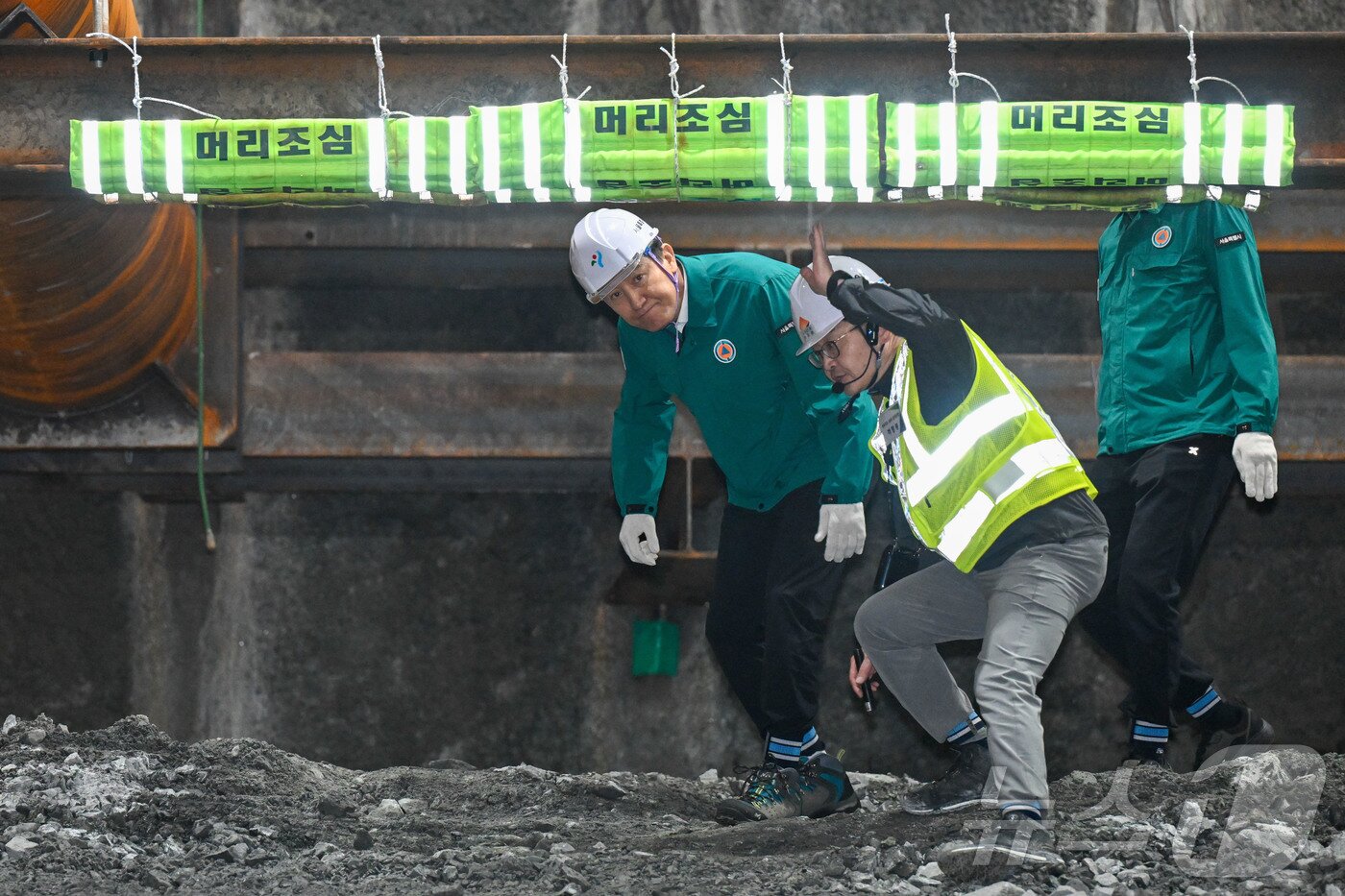 본문 이미지 - 오세훈 서울시장이 23일 서울 강남구 영동대로 지하공간 복합개발 건설공사 현장에서 지반침하 사고 관련 지하공사장 안전 점검을 하고 있다. &#40;공동취재&#41; 2025.4.23/뉴스1 ⓒ News1 민경석 기자