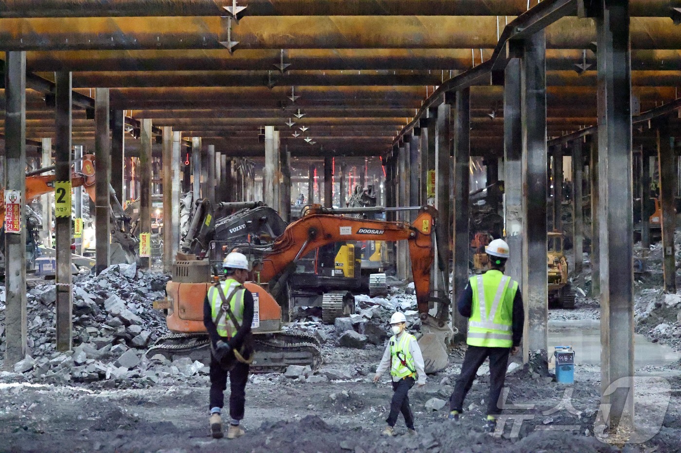 (서울=뉴스1) 민경석 기자 = 오세훈 서울시장이 23일 서울 강남구 영동대로 지하공간 복합개발 건설공사 현장을 방문했다.사진은 영동대로 지하공사 현장 모습. (공동취재) 2025 …