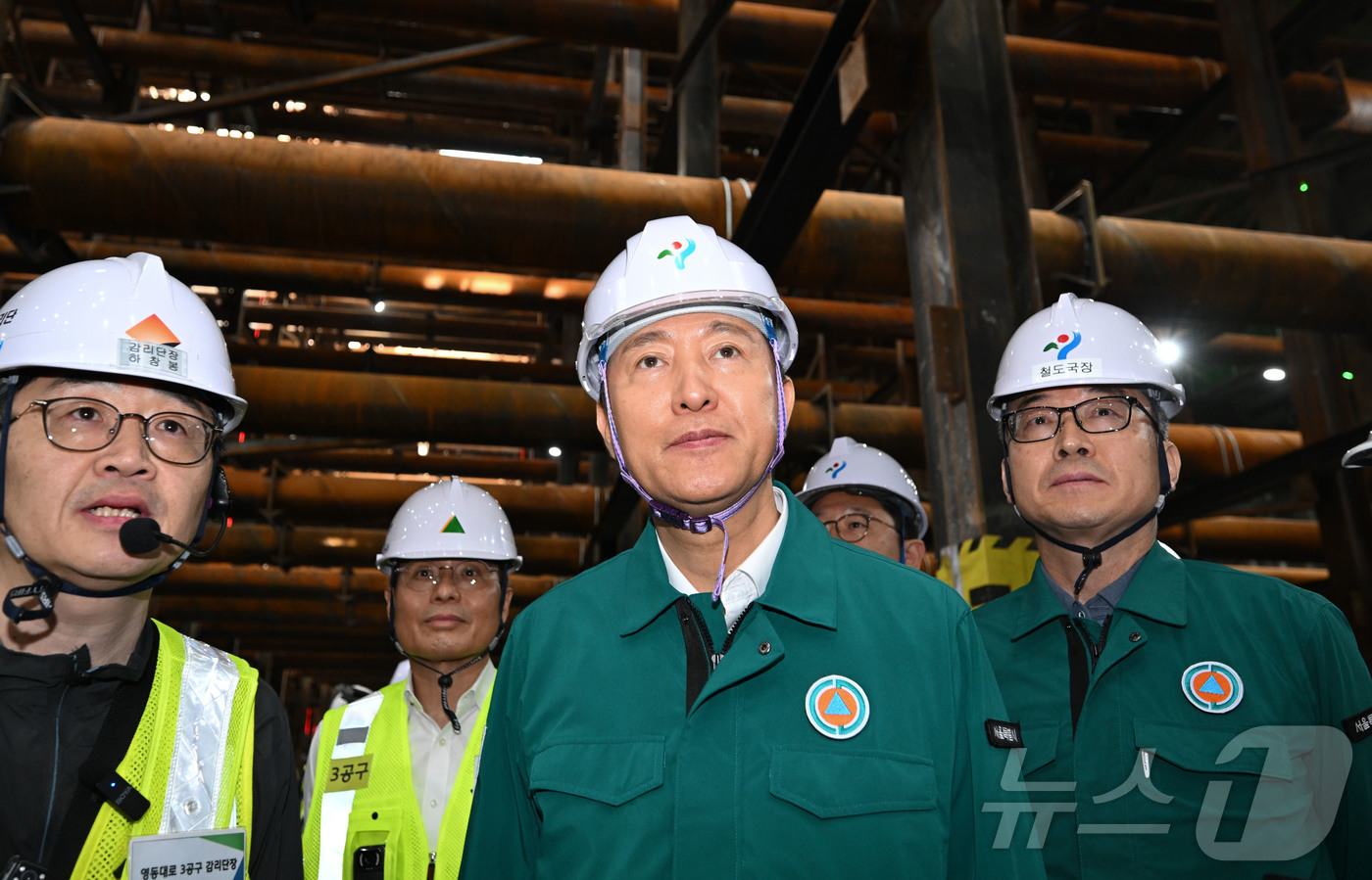 (서울=뉴스1) 민경석 기자 = 오세훈 서울시장이 23일 서울 강남구 영동대로 지하공간 복합개발 건설공사 현장에서 지반침하 사고 관련 지하공사장 안전 점검을 하고 있다. (공동취재 …