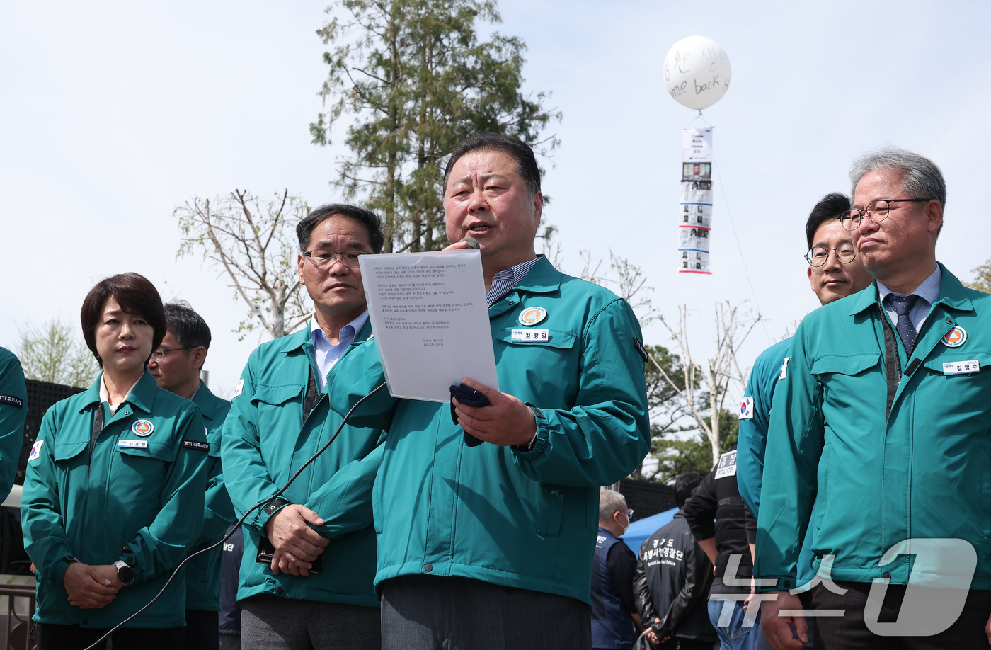 (파주=뉴스1) 김성진 기자 = 김경일 파주시장이 23일 경기도 파주시 임진각 평화랜드 인근에서 납북자가족모임 주최로 열린 '무사귀환 위령제' 행사에서 대북전단 관련 파주시의 입장 …