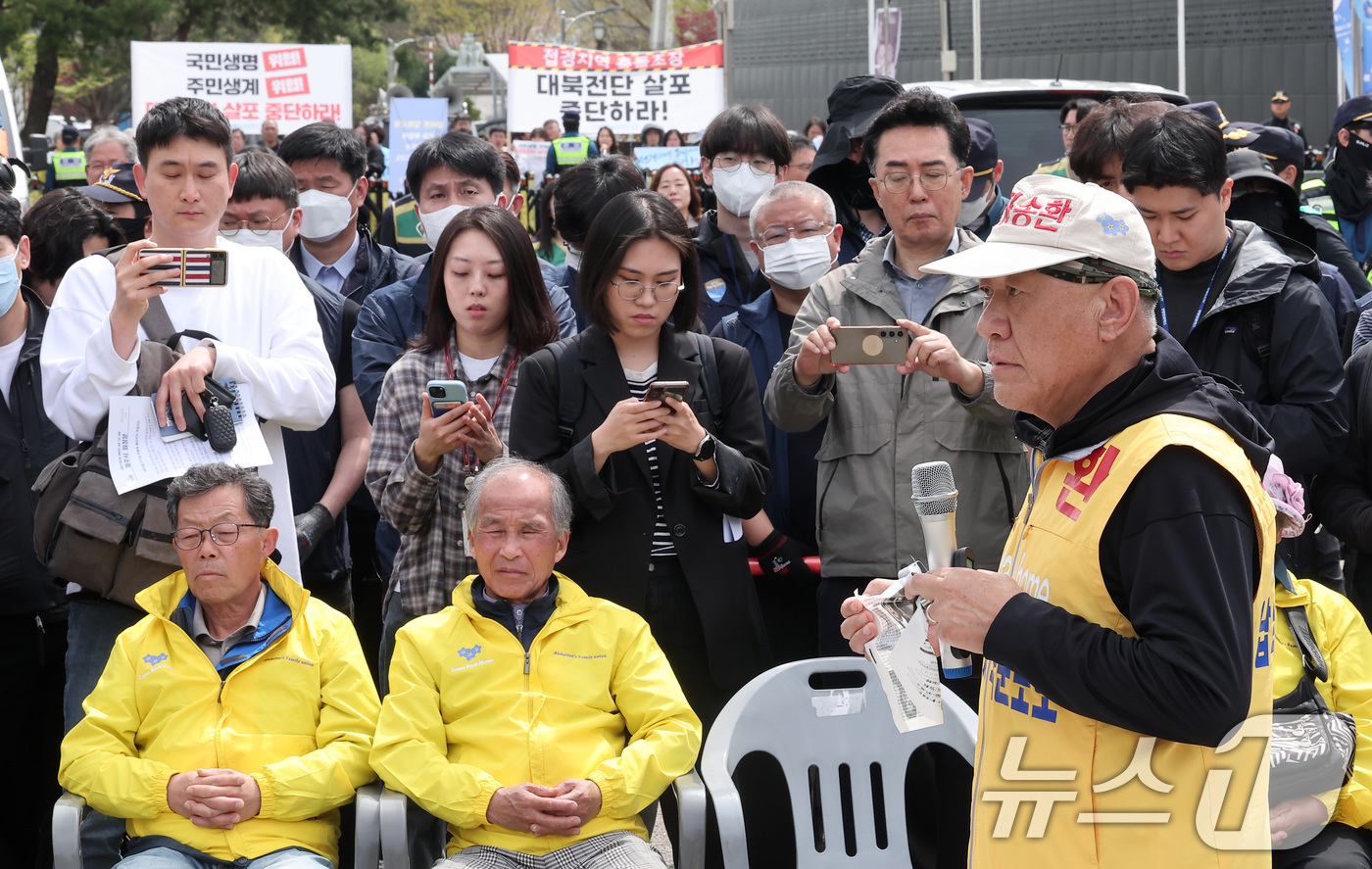 (파주=뉴스1) 김성진 기자 = 최성룡 납북자가족모임 대표를 비롯한 관계자들이 23일 경기도 파주시 임진각 평화랜드 인근에서 열린 '무사귀환 위령제' 행사에서 발언하고 있다. 20 …