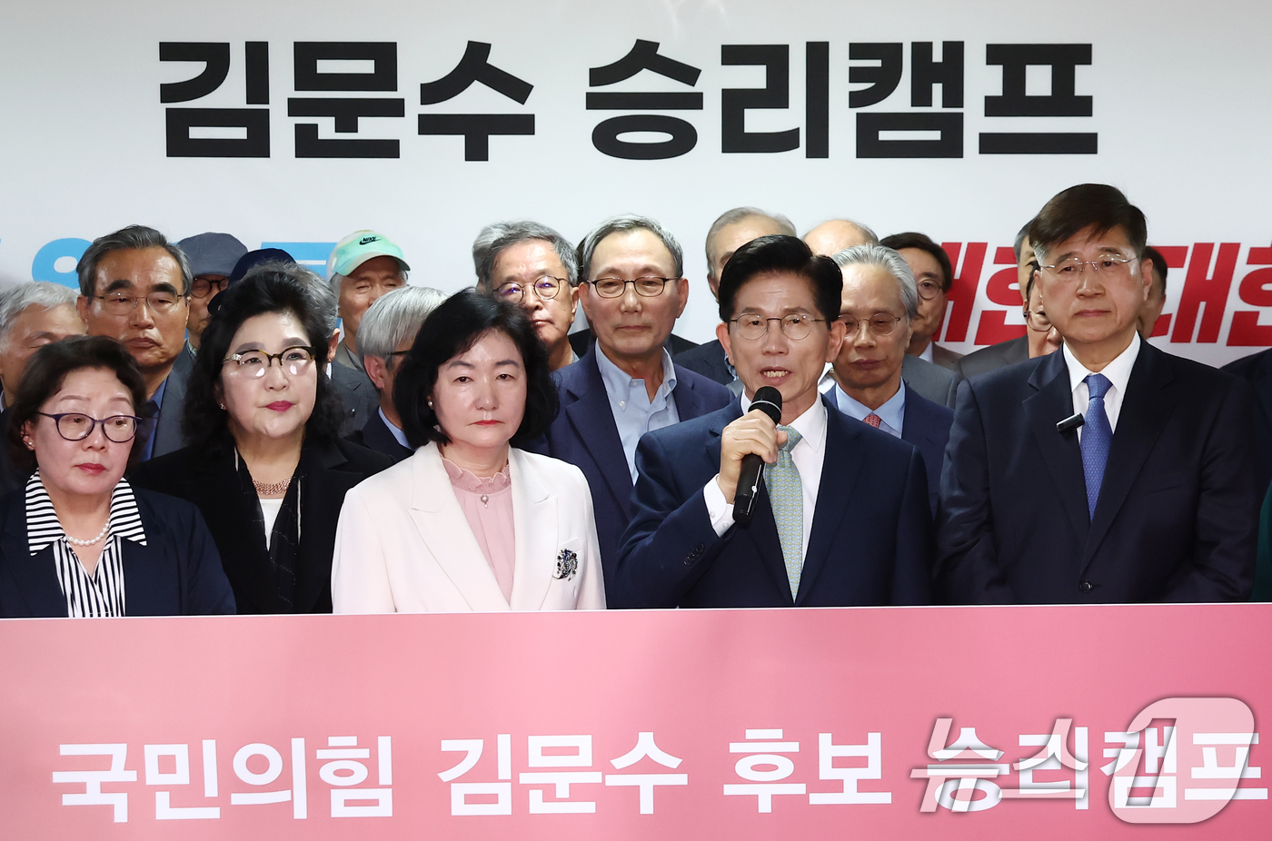 (서울=뉴스1) 김민지 기자 = 김문수 국민의힘 대선 경선 후보가 23일 오전 서울 여의도 선거사무소에서 열린 대학교수·전문지식인 100인 지지선언식 및 정책연구원 출범식에서 지지 …