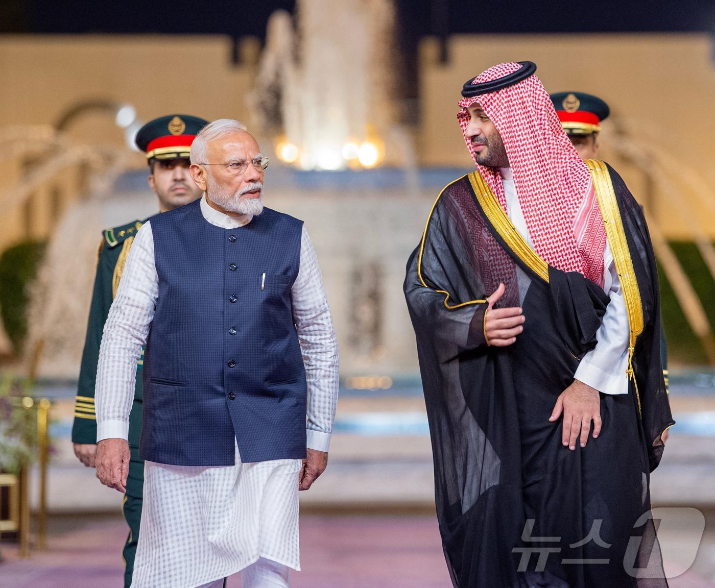 (제다 AFP=뉴스1) 우동명 기자 = 나렌드라 모디 인도 총리와 빈 살만 사우디아라비아 왕세자가 22일 (현지시간) 제다 왕궁의 회담장으로 가고 있다. 2025.04.23ⓒ AF …