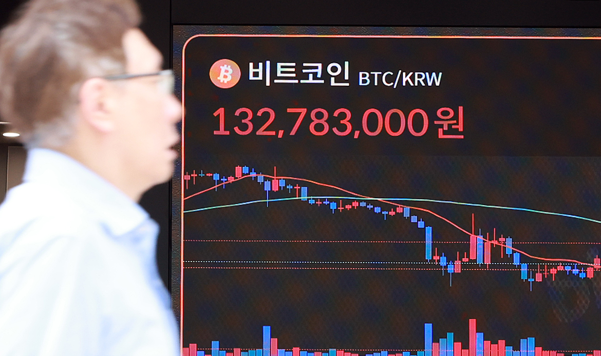 (서울=뉴스1) 김진환 기자 = 23일 서울 서초구 빗썸라운지 전광판에 비트코인 등 가상자산 시세가 표시되고 있다.비트코인 가격이 약세장인 미국 증시 속에서도 반등하며 한 달 반 …