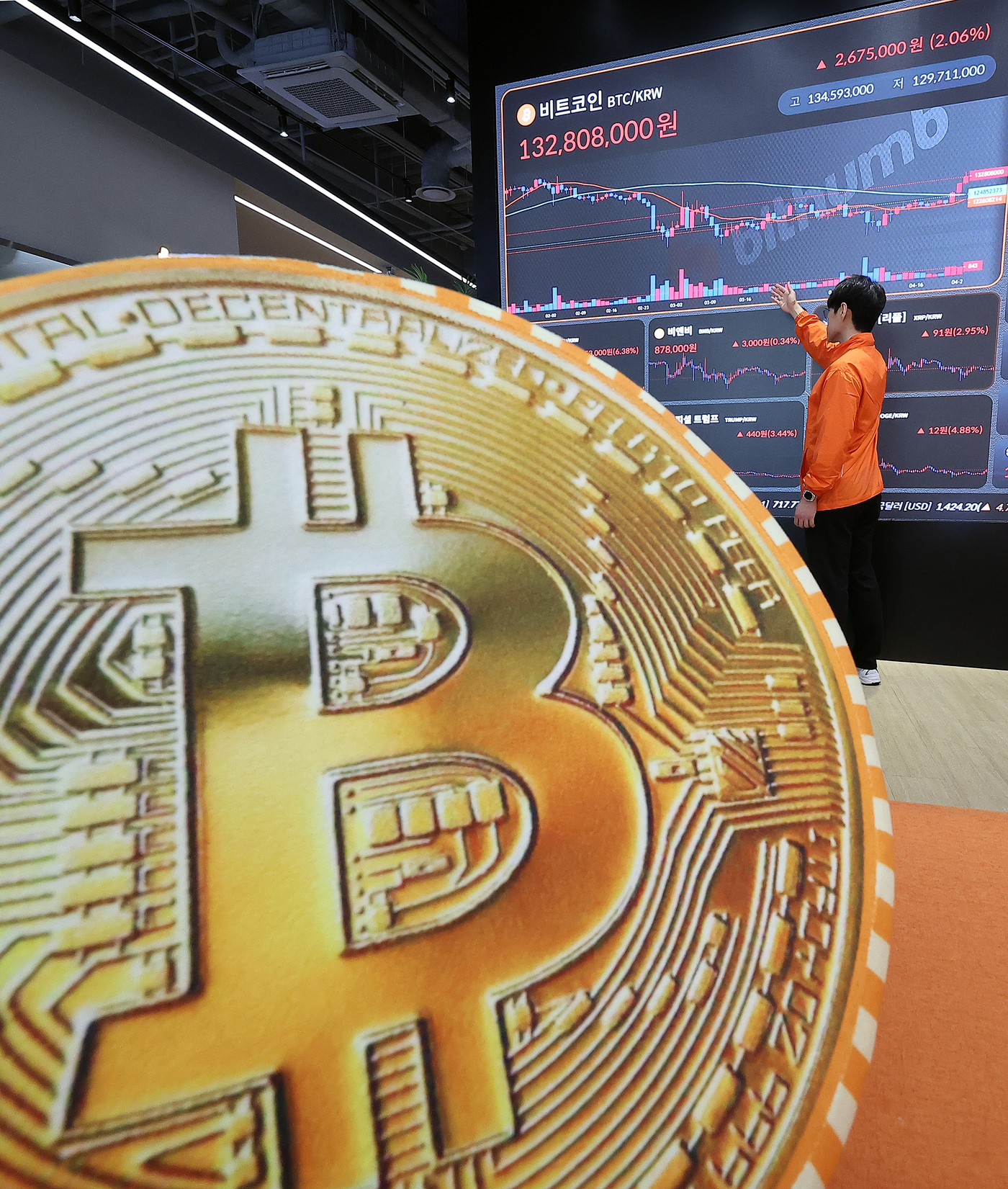 (서울=뉴스1) 김진환 기자 = 23일 서울 서초구 빗썸라운지 전광판에 비트코인 등 가상자산 시세가 표시되고 있다.비트코인 가격이 약세장인 미국 증시 속에서도 반등하며 한 달 반 …